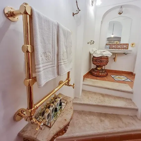 Oda ve Kahvaltı Barluzzi 4*